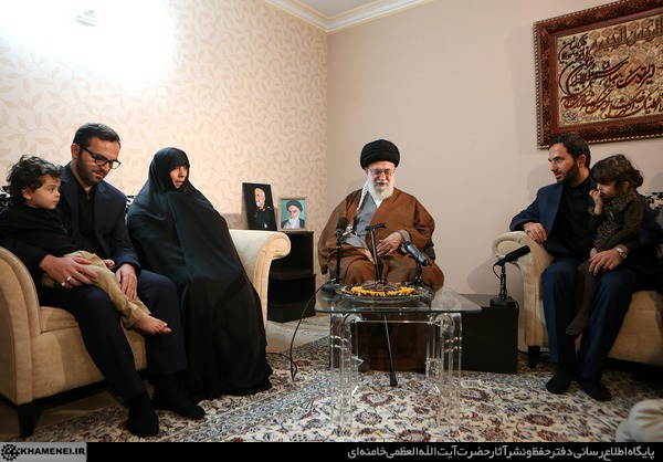حضور رهبر معظم انقلاب اسلامی در منزل سردار شهید همدانی