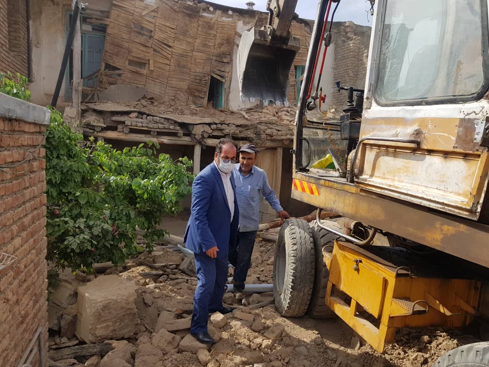 بازدید شهردار از تخریب و بازسازی ساختمان های فرسوده و کلنگی