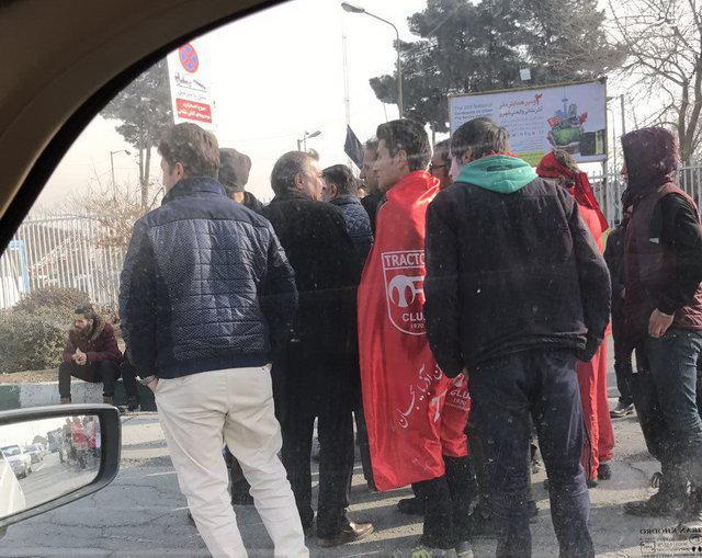 کانون هواداران تراکتورسازی در واکنش به شعار علیه پرسپولیسی‌ها و هادی نوروزی در فرودگاه: پیگیری و محکوم می کنیم