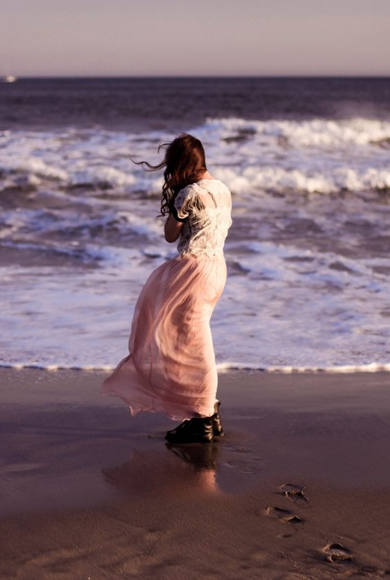 عکس پروفایل دختر از پشت کنار دریا