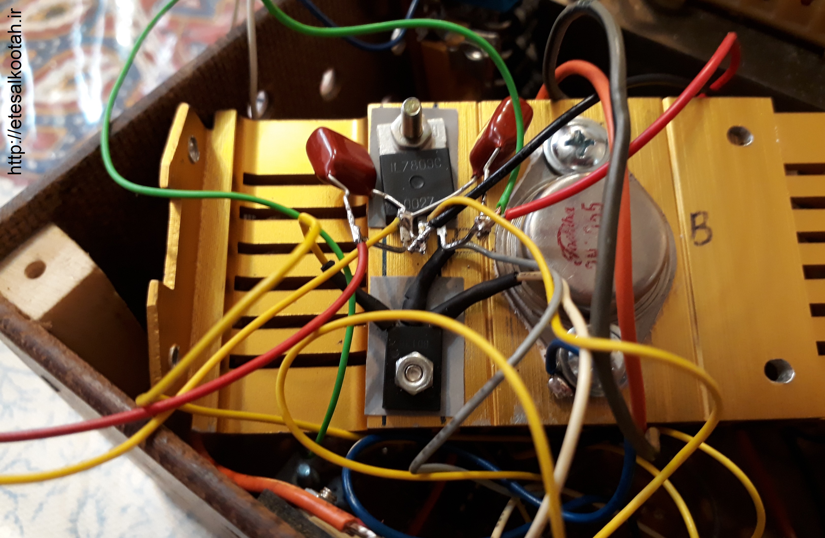 رگولاتور ولتاژ هم با رعایت عایق کاری لازم روی گرماگیر نصب شده