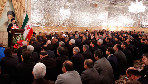 بهره گیری از نظرات اندیشمندان در راستای تحقق منویات رهبری/ رسیدگی به محرومان و مستضعفان محدود به مشهد و استان نمیشود/احداث زائر سراهای ارزان قیمت برای کم درآمدها /بازنگری در فعالیت شرکت های اقتصادی