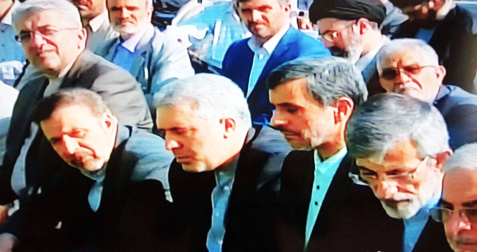 عکس/ قرارگرفتن احمدی‌نژاد و ۳مسئول دولت روحانی در یک صف برای نماز عیدفطر