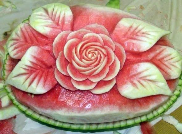 تزیین هندوانه شب یلدا به شکل گل رز