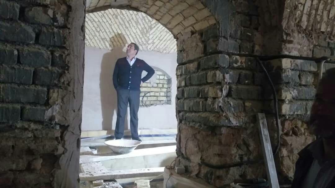 بازدید شهردار از شروع عملیات گچکاری حمام قدیمی وزوان