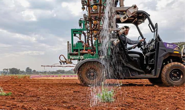 کارگر مزرعه کشاورزی پیشرفته در نزدیکی سائوپائولو سم را همانجا می ریزد که لازم است کارگر مزرعه کشاورزی پیشرفته در نزدیکی سائوپائولو سم را همانجا می ریزد که لازم است