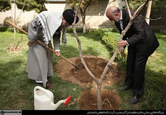 کاشت نهال توسط رهبر انقلاب اسلامی به‌مناسبت روز درختکاری