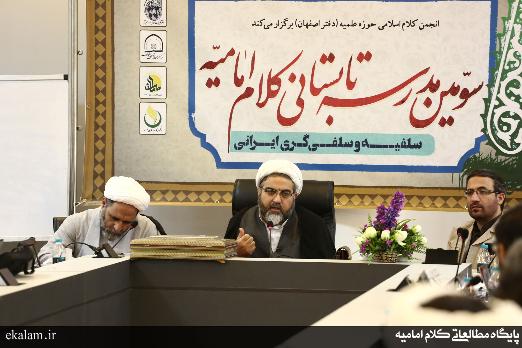 بازخوانی احادیث «کونوا النمرقه الوسطی» در پرتو متون اصیل دینی بازخوانی احادیث «کونوا النمرقه الوسطی» در پرتو متون اصیل دینی