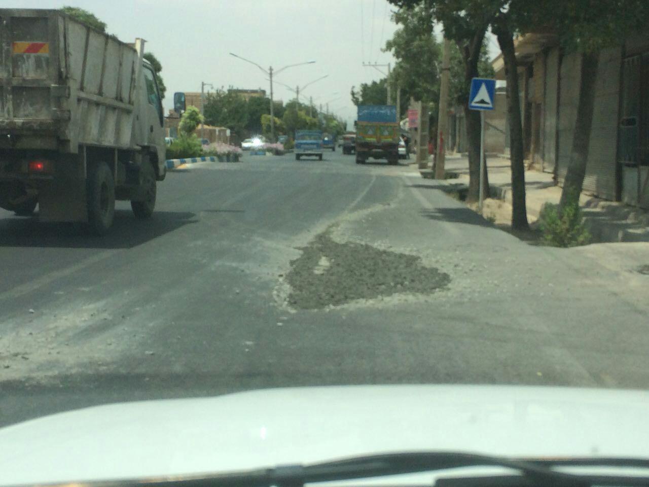 بی دقتی ماشین حمل سیمان و ریختن سیمان وتخریب آسفالت خیابان شهید بهشتی