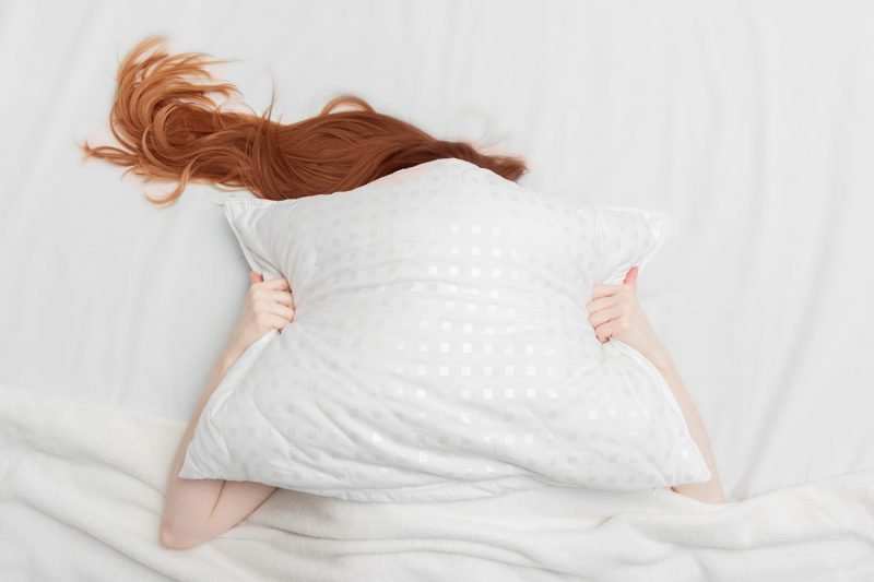 خوابیدن نادرست، دومین عامل ایجاد چین‌وچروک صورت است.