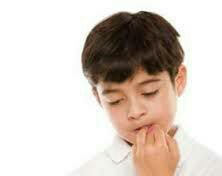 ناخن جویدن نشانه اضطراب درون کودک