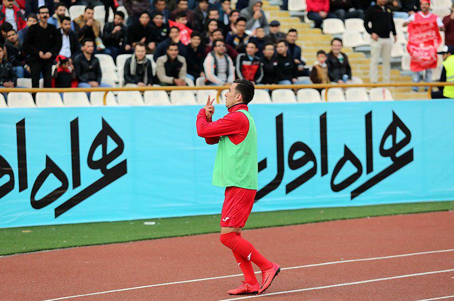 تمرین شادی گل احمدزاده با هواداران قبل از بازی