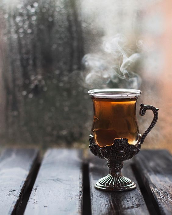 عکس فول اچ دی از فنجان چای در طبیعت پاییز برای استوری اینستاگرام