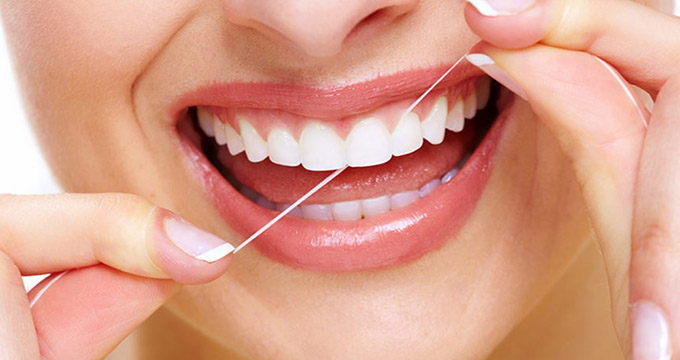 دهان و دندان/ استفاده از «نخ دندان» چه فواید و تأثیراتی دارد؟