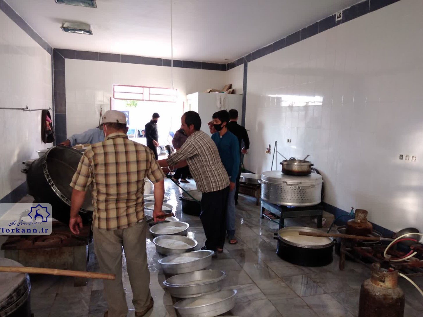 طبخ و توزیع  غذای نذری در اربعین حسینی