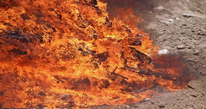 آتش زدن نیم تن تریاک توسط قاچاقچیان