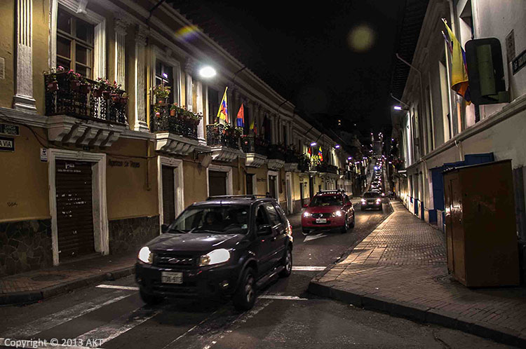 خیابان های مرکز کیتو در شب اکوادور