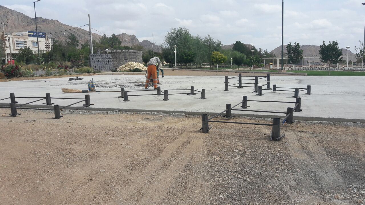 آماده سازی محل نصب وسایل بازی پلی اتیلن واستاندارد کودکان درپارک خلیج فارس