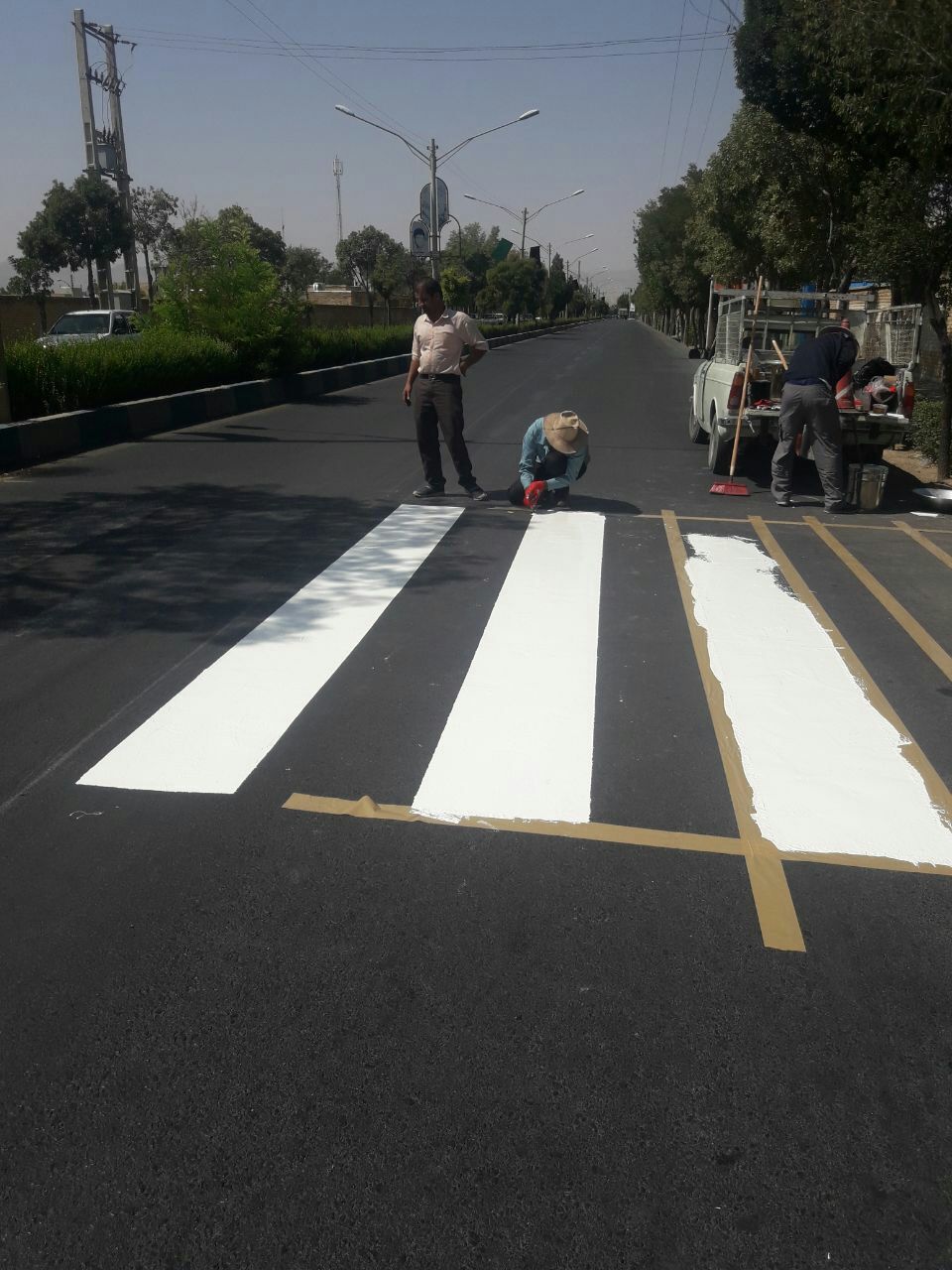 رنگ آمیزی محل های عبور عابران پیاده دربلوارشهید بهشتی . ۲۱ شهریور ۹۷