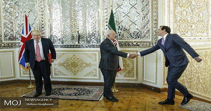 عکس/ نحوه دست دادن عجیب دیپلمات انگلیسی با ظریف