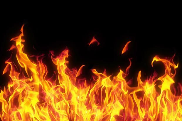 ۱۰ خودرو در اهواز در آتش سوختند