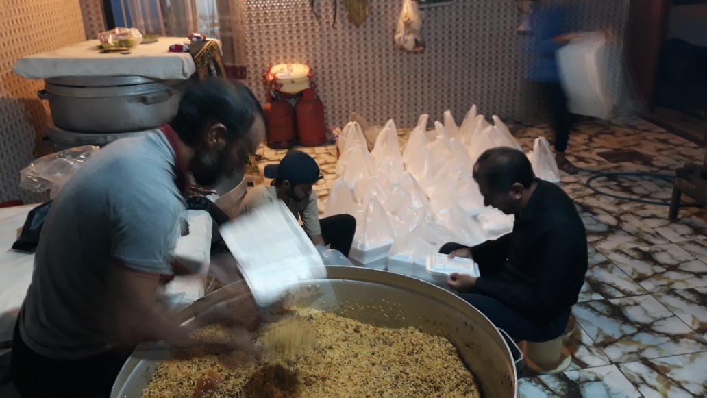 پخت و توزیع پانصد پرس غذا در شب شهادت امام رضا علیه السلام