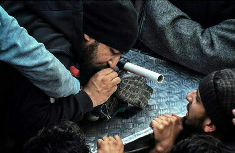 بوسیدن پای شهید در مراسم تشیبع جنازه