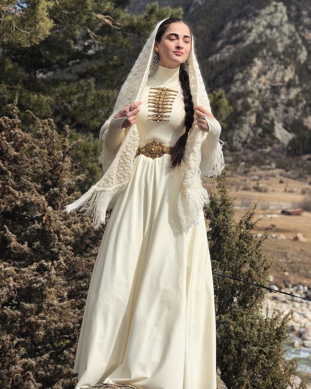 بانوی آسی در لباس سنتی آسی-قفقازی که در عروسی از آن استفاده می‌شود