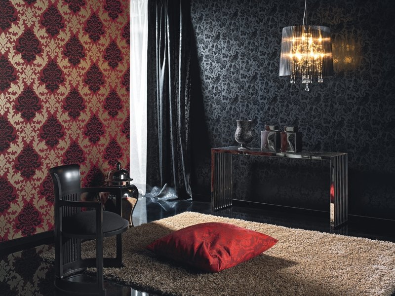 как смотрятся темные обои. темные обои в интерьере. как смотрятся темные обои. интерьер зала с темными обоями. обои с темными розами в интерьере гостиной.
