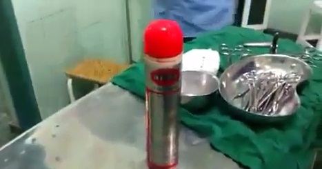 خارج کردن یک اسپری گاز از مقعد یک پسر