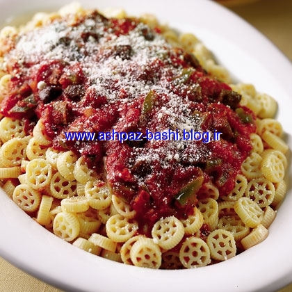 پاستا با سس گوجه و سوسیس