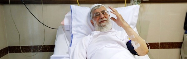 مقام معظم رهبری روی تخت بیماری
