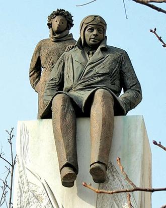 مجسمه ی آنتوان دو سنت اگزوپری در کنار شازده کوچولو در شهر لیون فرانسه