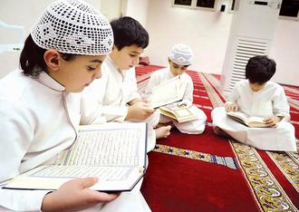 سبک لباس اسلامی کودکان در حین قرآن آموزی