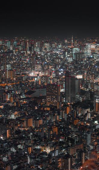 ساختمان های بلند شهر در شب
