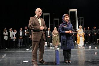 تقدیر کارگروه ساماندهی مدو لباس از پیشکسوت طراحی لباس تئاتر ایران