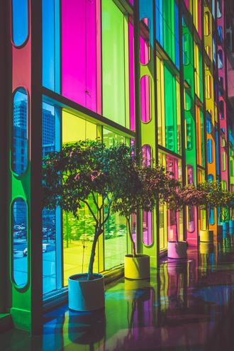 شیشه های رنگارنگ ساختمان