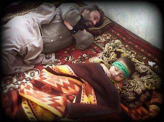 آقا محمد حسن بهرامی روی دوش پدر خوابش برد و برای استراحت کنار حاج مهدی در یکی از موکب ها آرام گرفت