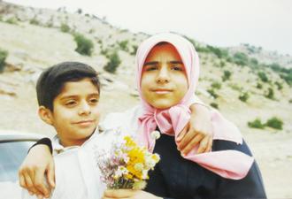 عکس یادگاری بنده و خواهر گرامی زهرا خانم در مناطق زیبای اطراف خرم آباد