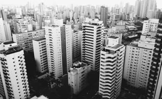 عکس سیاه و سفید از ساختمان  های شهر