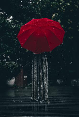 عکس دختر با چتر قرمز زیر باران