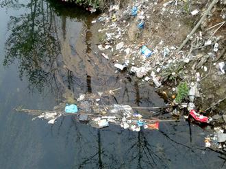 گوشه‌ای از آلودگی زباله در رودخانه زیبای چاپارخانه