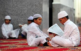 سبک لباس اسلامی کودکان در حین قرآن آموزی در مسجد