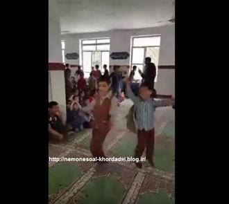 دانلود فیلم رقص پسر بچه های دانش آموز در مسجد