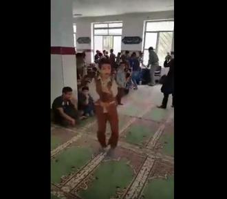 دانلود فیلم رقص پسر بچه های دانش آموز در مسجد