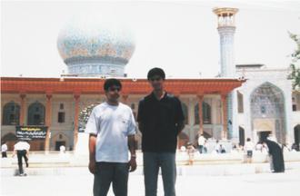 عکس یادگاری سفر شیراز در جوار بارگاه حضرت شاهچراغ علیه السلام