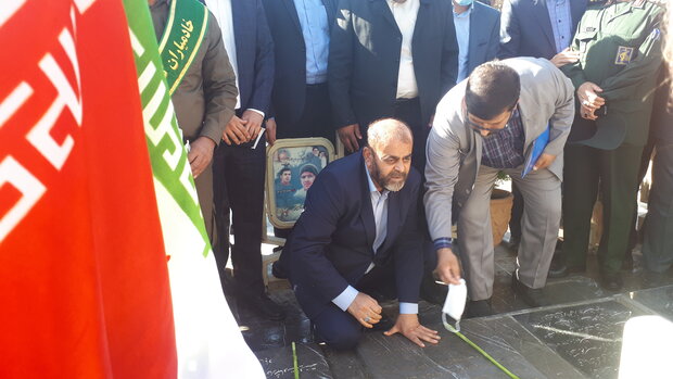 ادای احترام وزیر راه و شهرسازی به شهدای اصفهان 