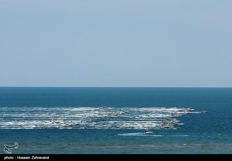 قایق‌های تندرو سپاه با سرعت سرسام‌آور 30متر بر ثانیه (60 نات) در سطح آب حرکت می‌کنند