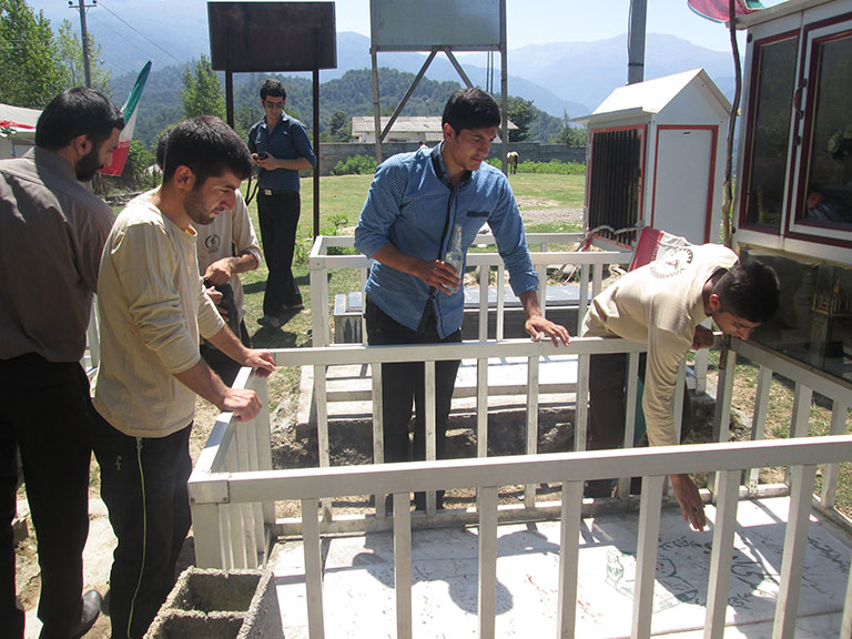 غبارروبی گلزار شهدای روستای بندپی شرقی بابل توسط گروه جهادی شهید حبیبی