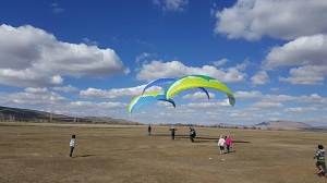 پاراگلایدر در بخش جوکار روستای الفاوت